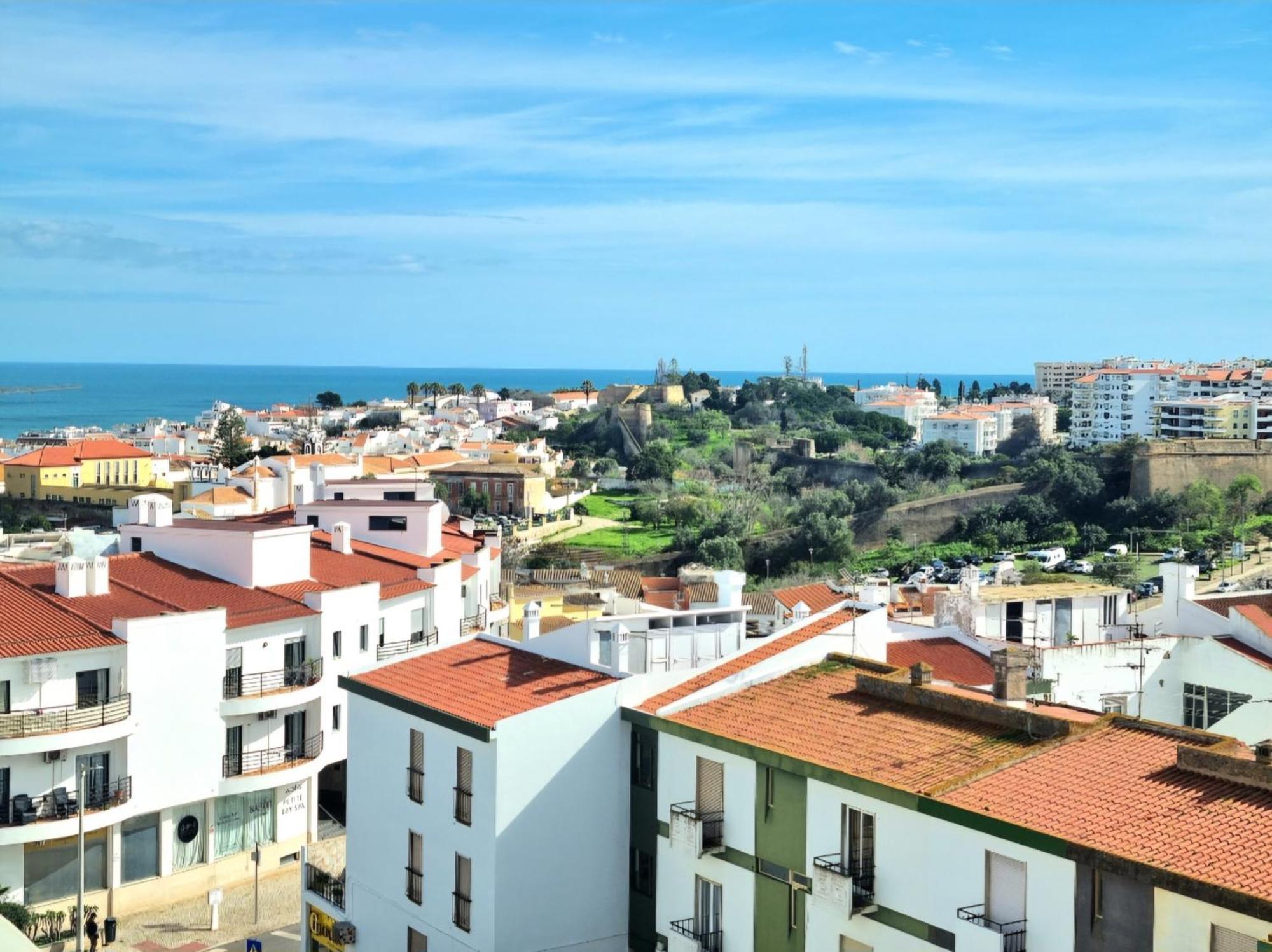 Stunning With Private Bathroom And Shared Balcony, Mainly With 3 Adorable Cats! Homestay