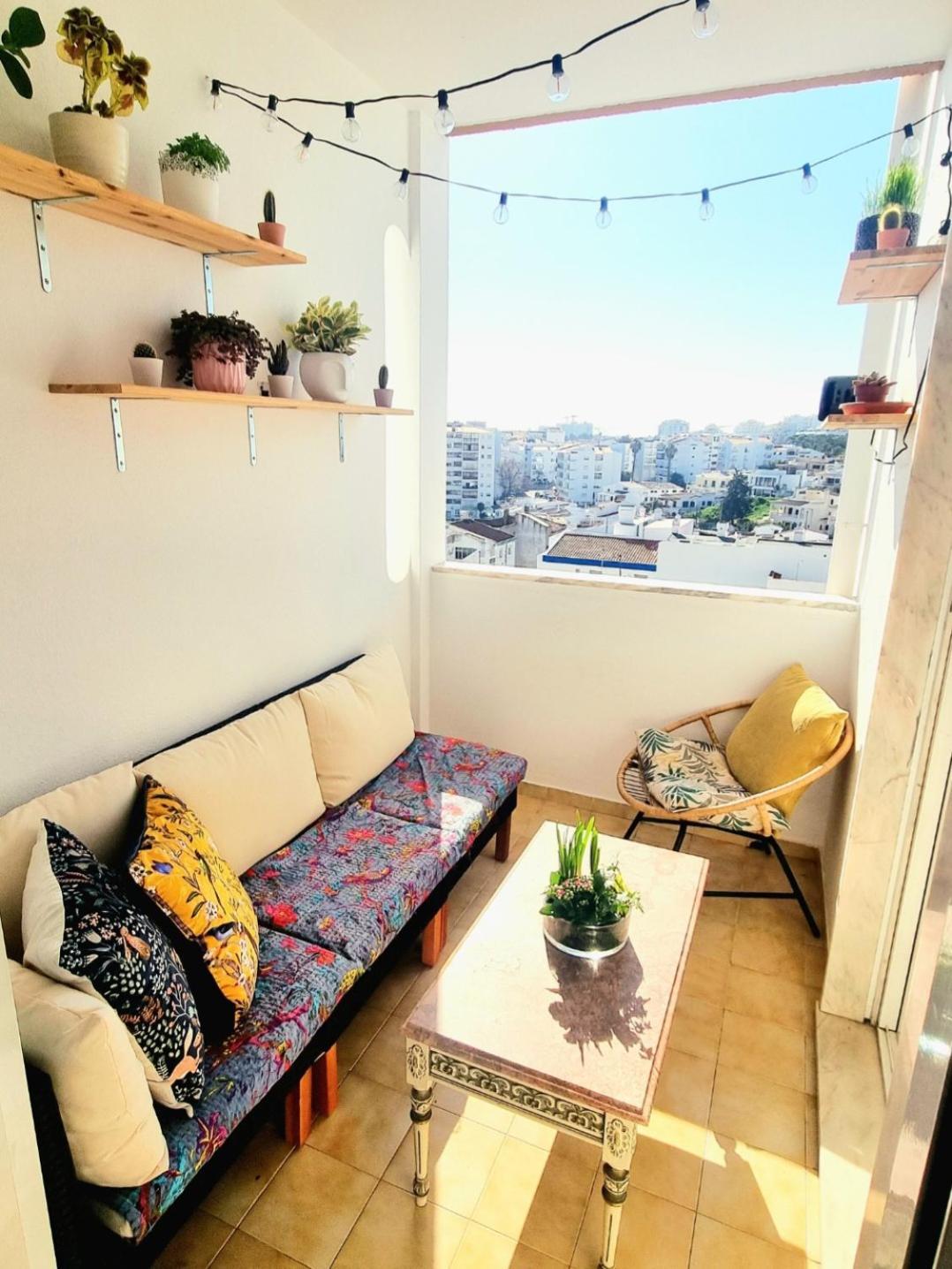 Stunning With Private Bathroom And Shared Balcony, Mainly With 3 Adorable Cats! Homestay Lagos